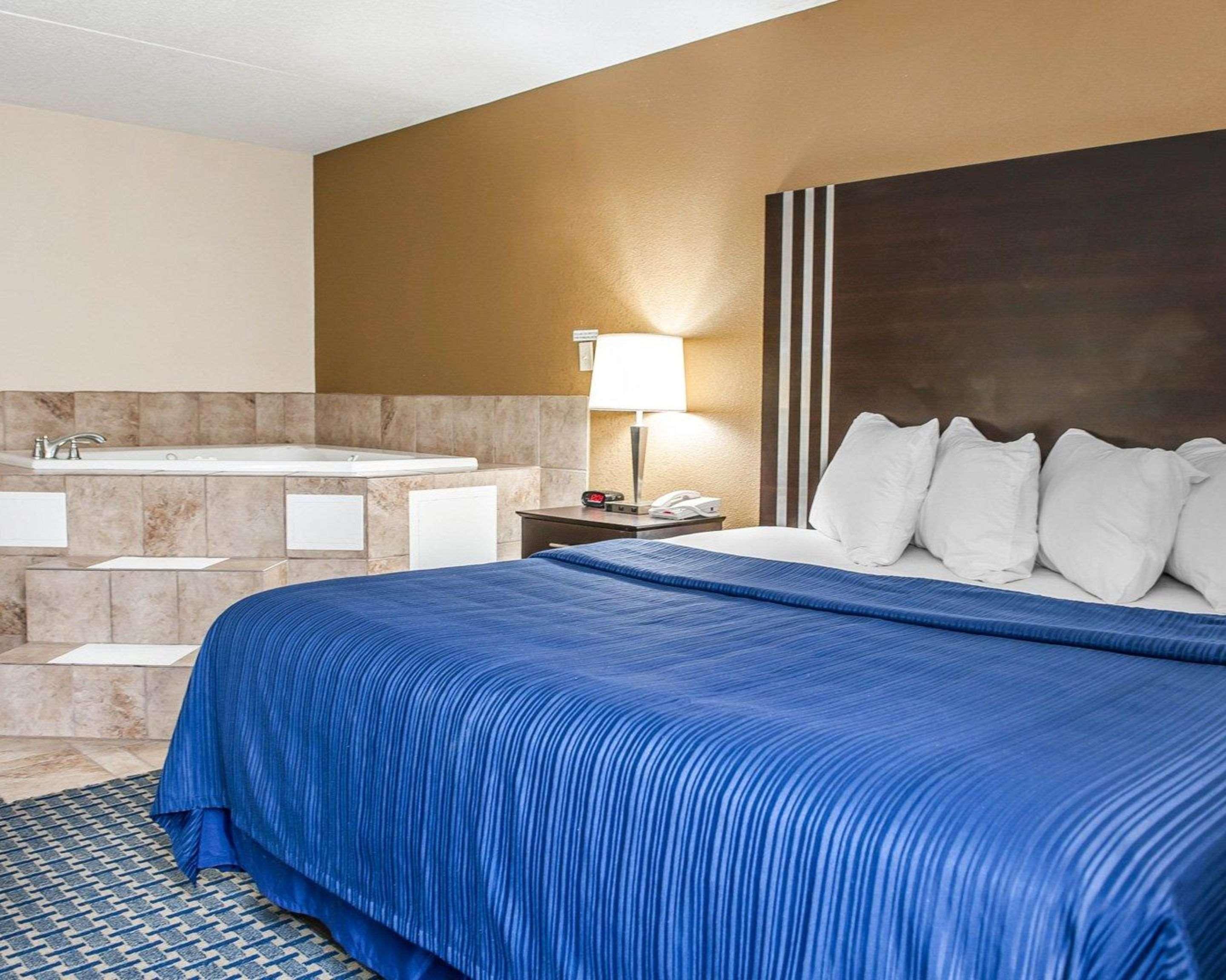 Quality Inn Terre Haute University Area Exteriör bild